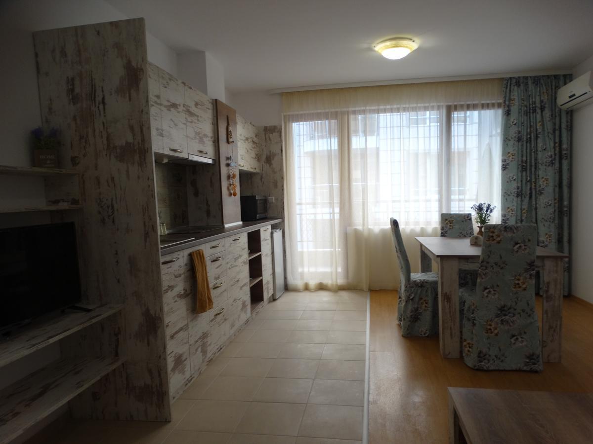 Lora Boutique Apartment Pomorie Bagian luar foto